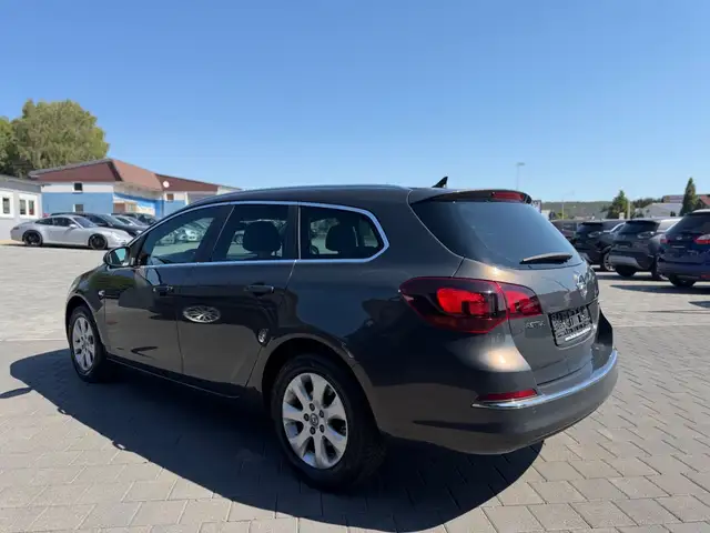 Opel Astra view 5
