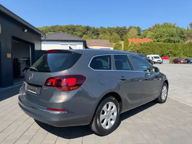Opel Astra view 7