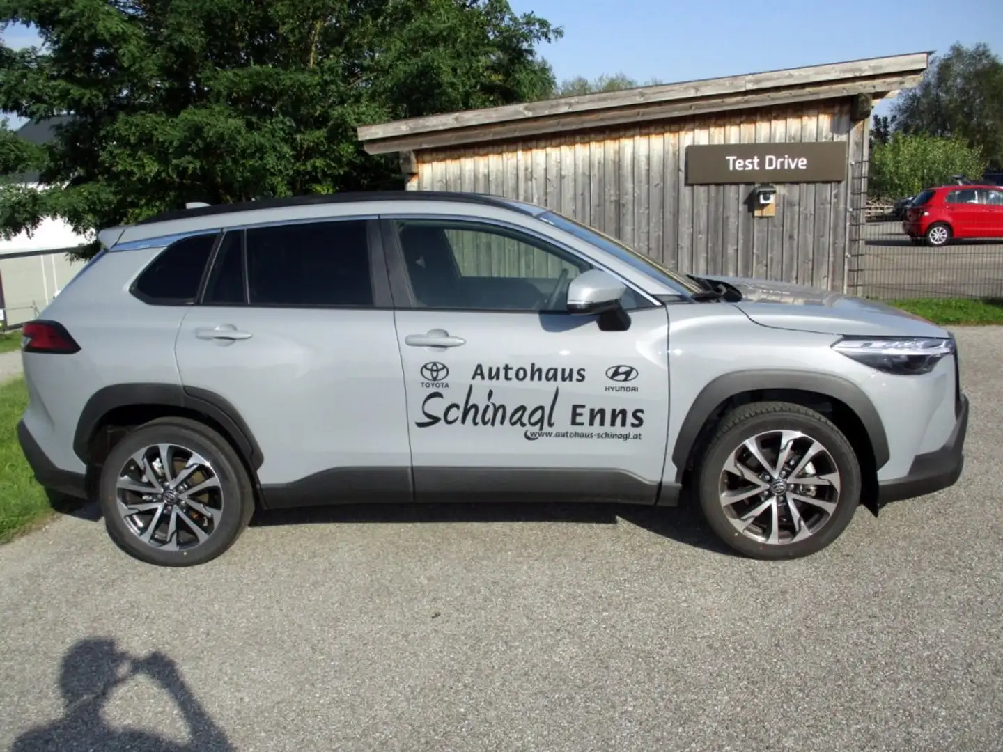 Toyota Corolla Cross 2,0 HSD 2WD Active Drive Gris - 2