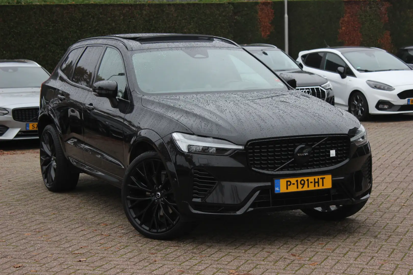 Volvo XC60 2.0 T8 Plug-in hybrid AWD R-Design / Full option! Zwart - 1