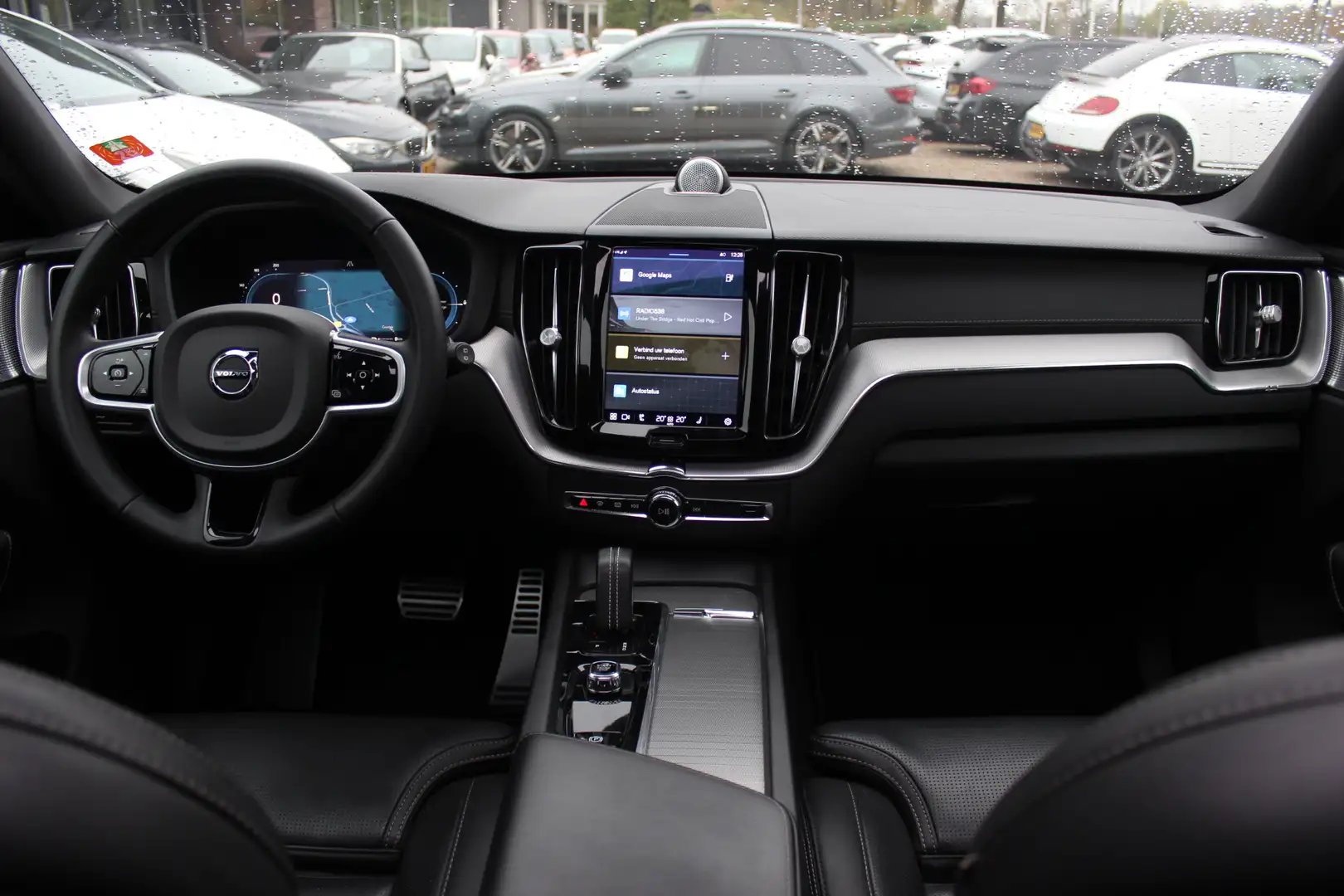 Volvo XC60 2.0 T8 Plug-in hybrid AWD R-Design / Full option! Zwart - 2