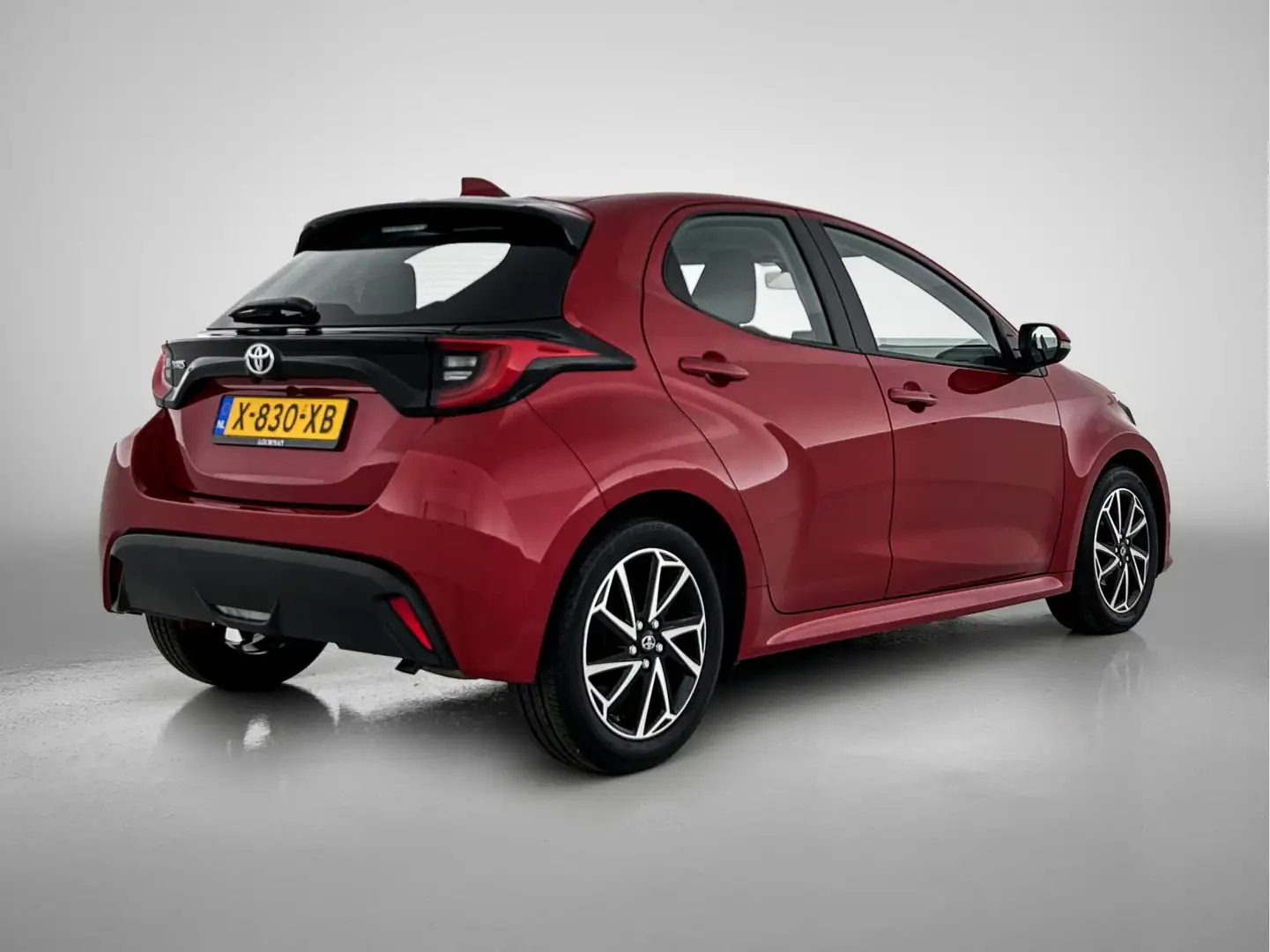 Toyota Yaris 1.5 VVT-i Dynamic | NL-Auto | Apple Carplay /- And Rood - 2