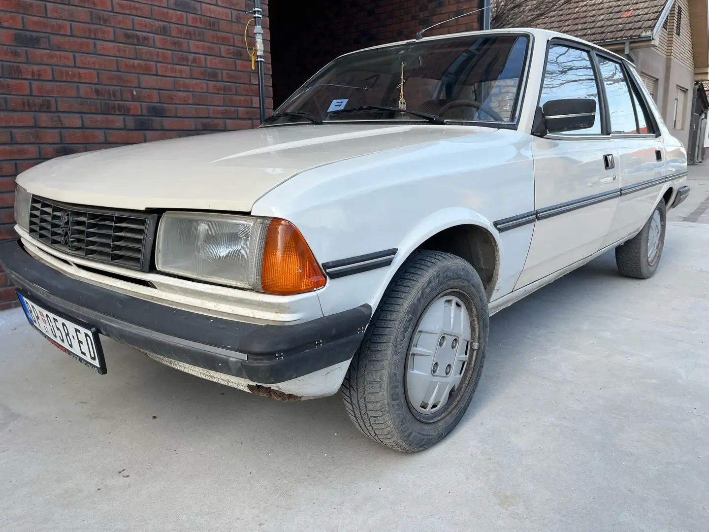 Peugeot 305 Beżowy - 1