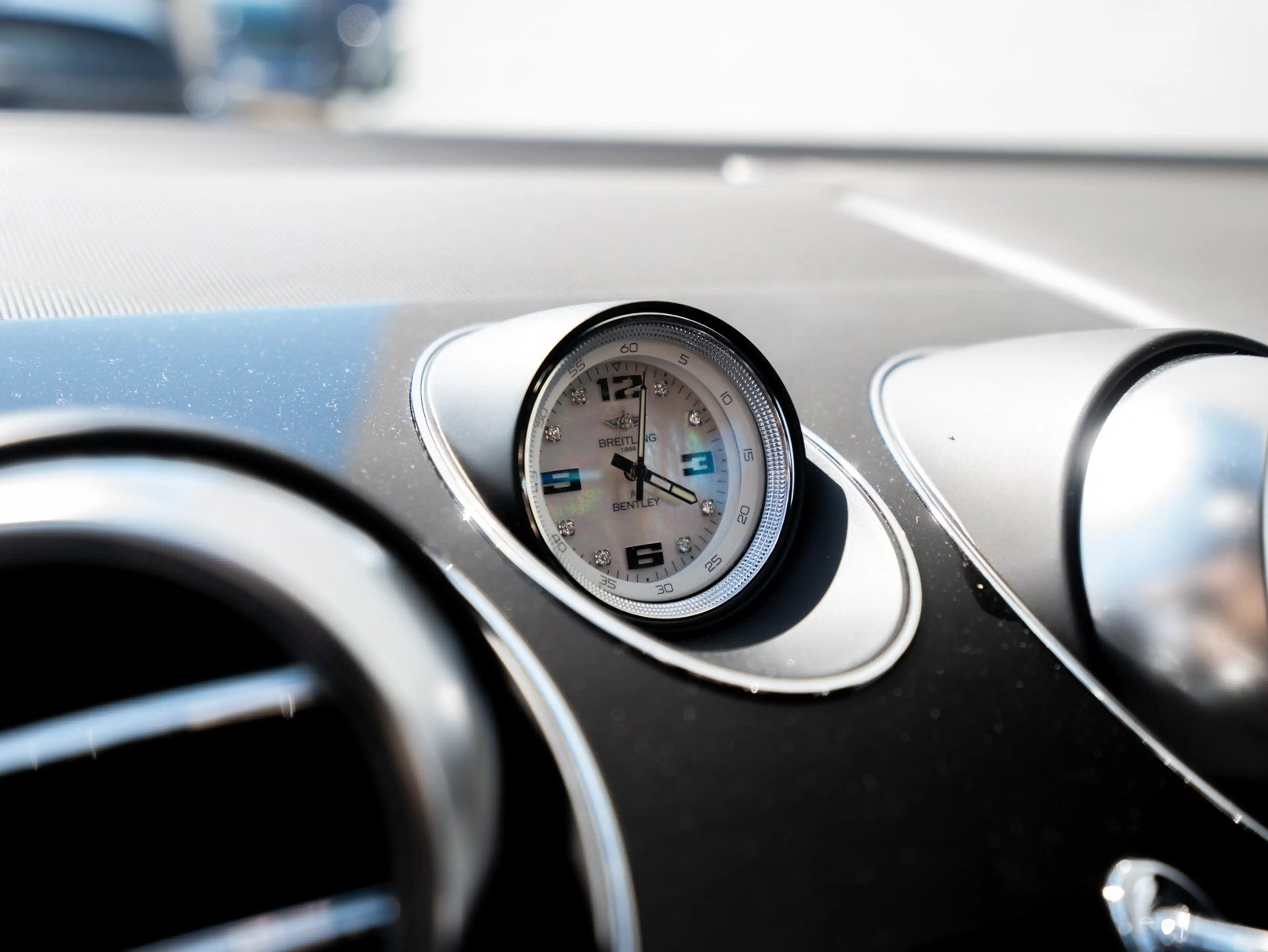 Bentley Bentayga V8 Breitling Diamant-Uhr & Centenary-Spec. — photo 4