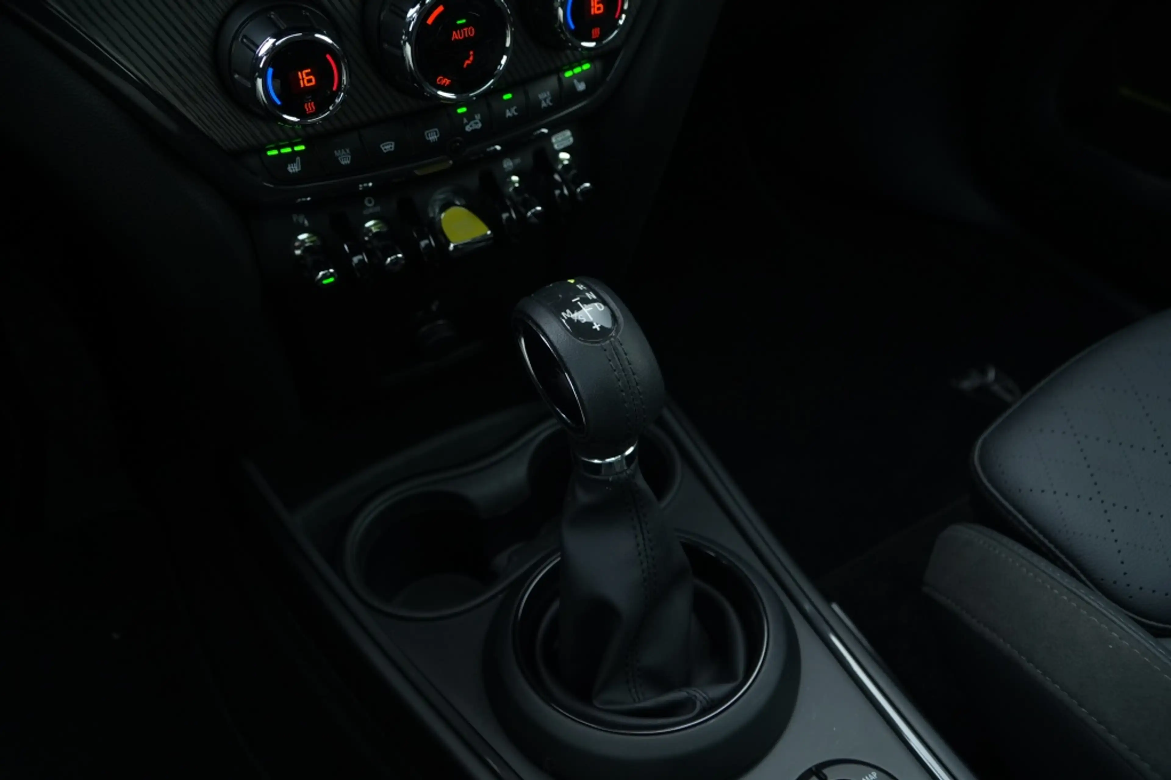 MINI Cooper SE Countryman Mini 2.0 ALL4 I Pano I ACC I Head-up — photo 17