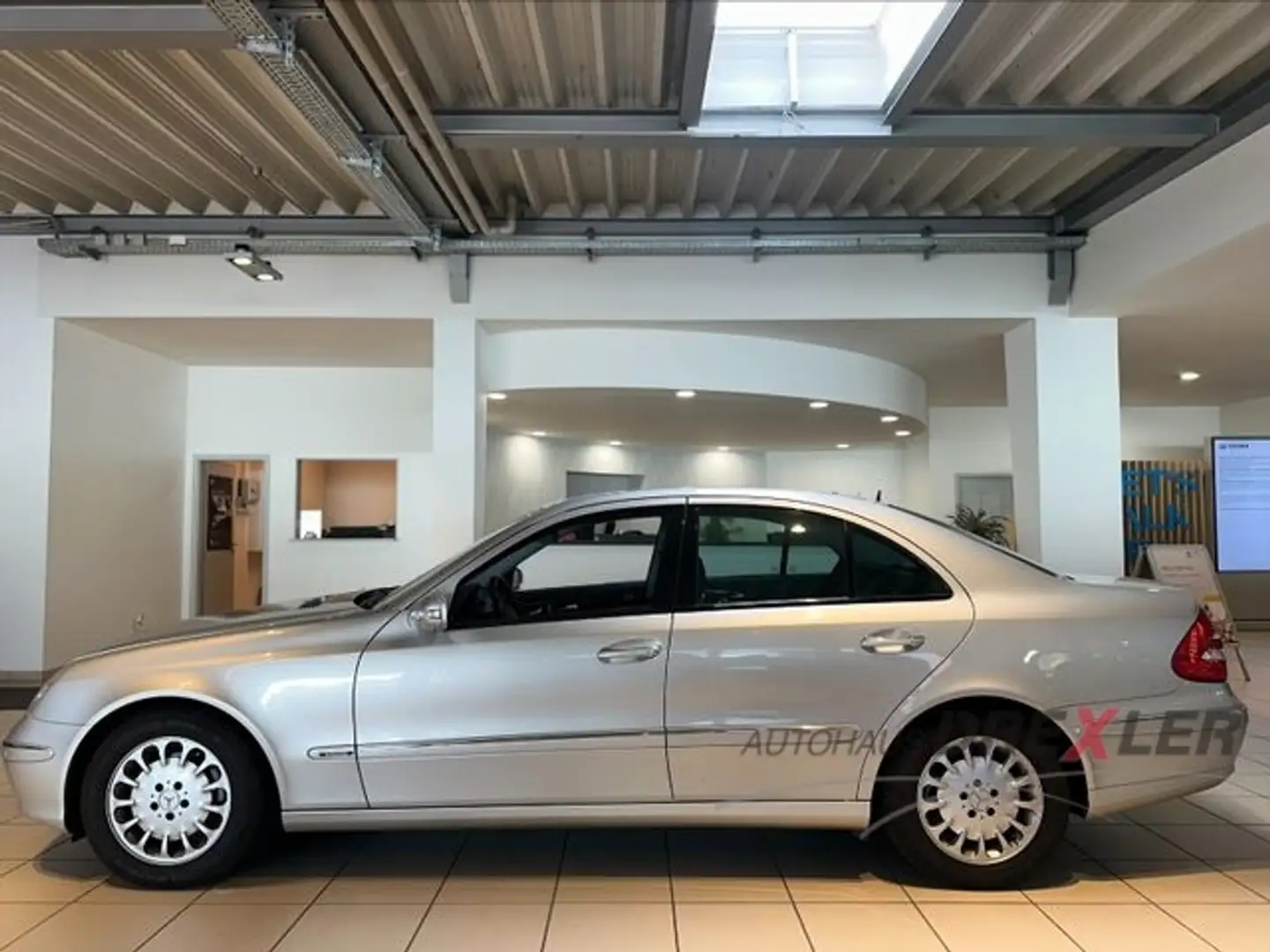 Mercedes-Benz E 200 Kompressor (Navi, Parksensoren) Stříbrná - 1