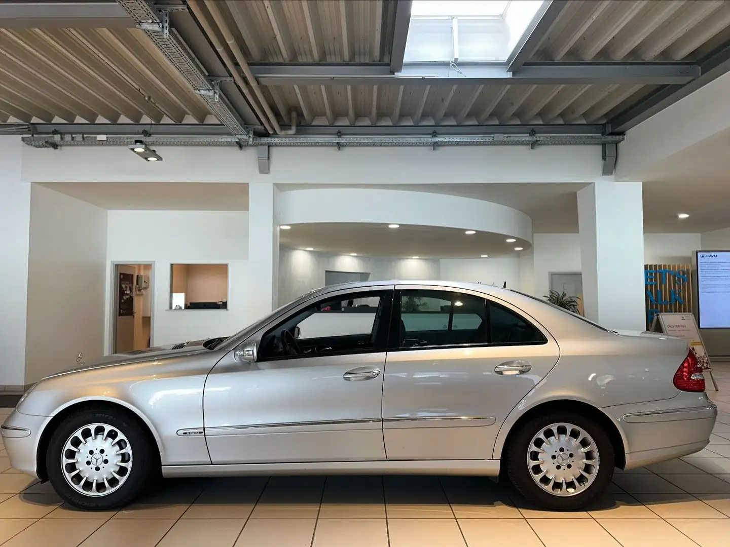 Mercedes-Benz E 200 Kompressor (Navi, Parksensoren) Argintiu - 2
