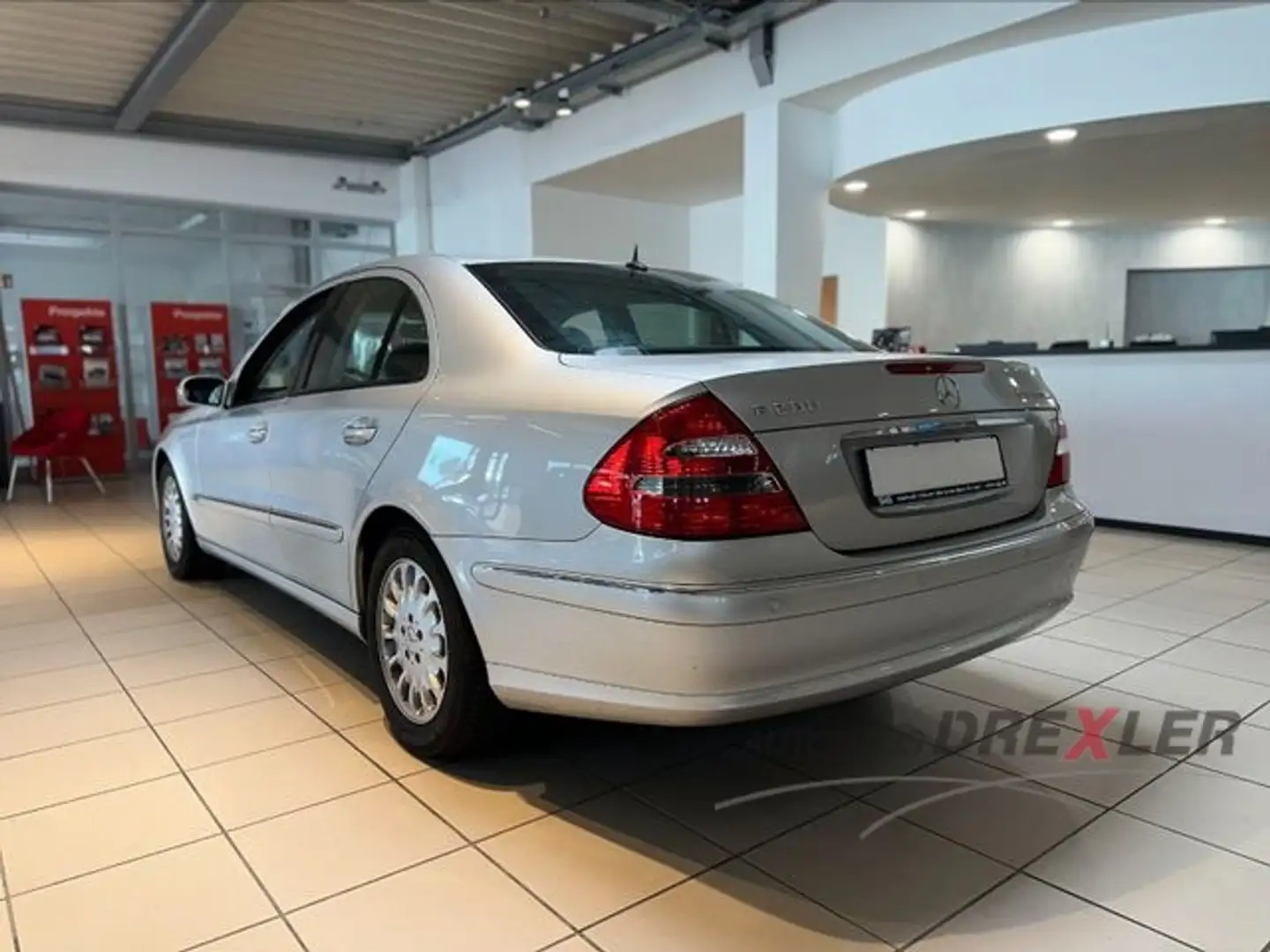 Mercedes-Benz E 200 Kompressor (Navi, Parksensoren) Stříbrná - 2