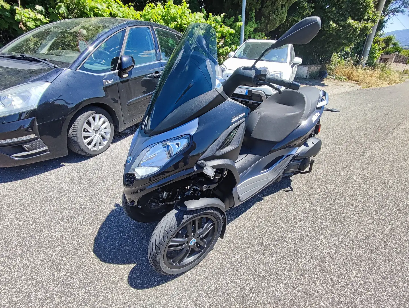 Piaggio MP3 300 PIAGGIO MP3 HPE 300 Černá - 1