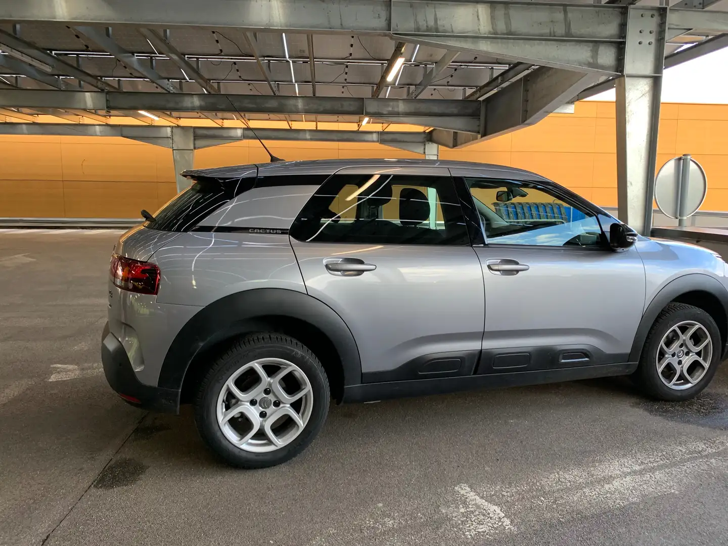 Citroen C4 Cactus 1.2 PureTech Shine (EU6.2) Grijs - 2