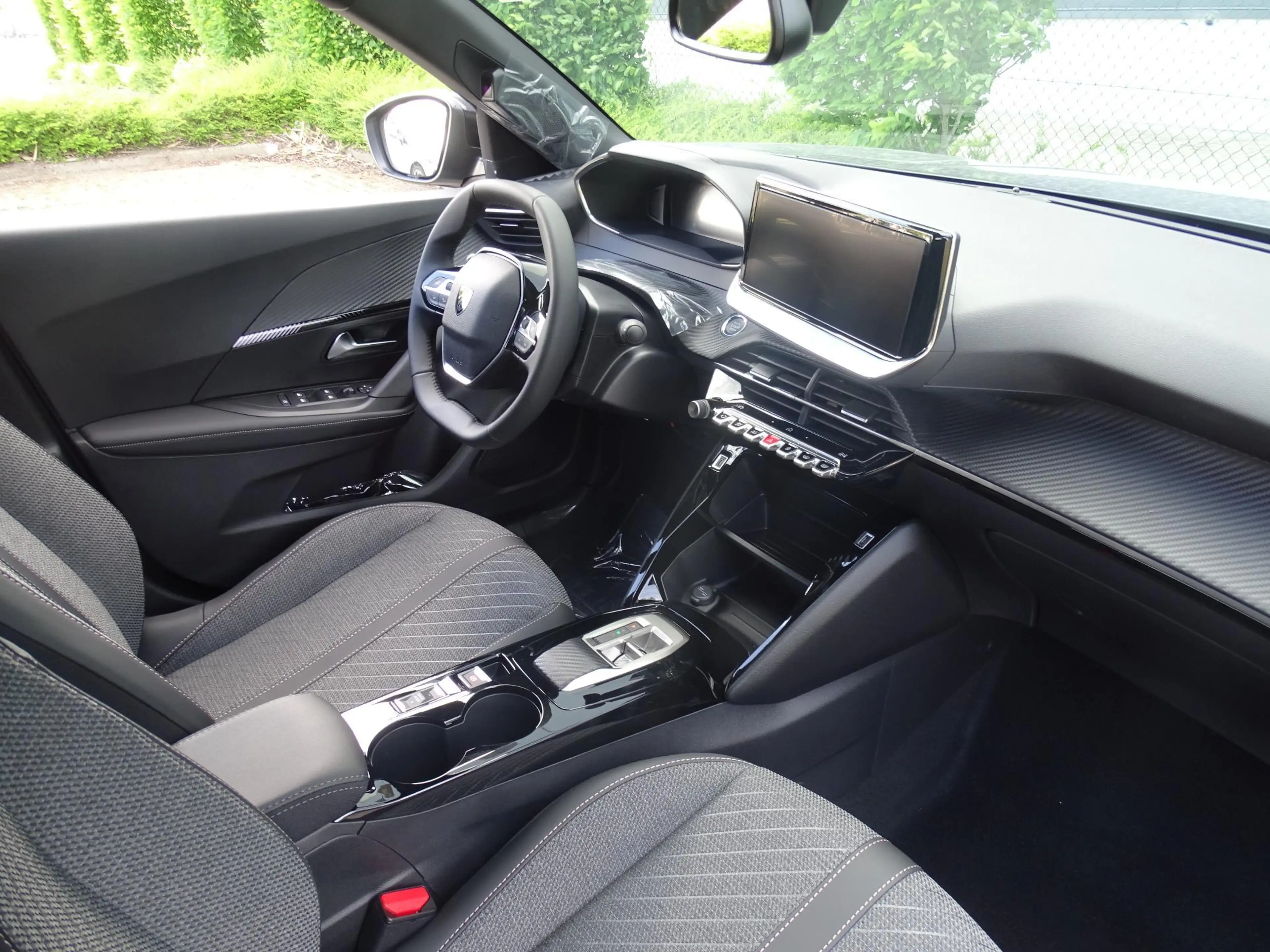 Peugeot e-2008 e-2008 115kW Allure — photo 14