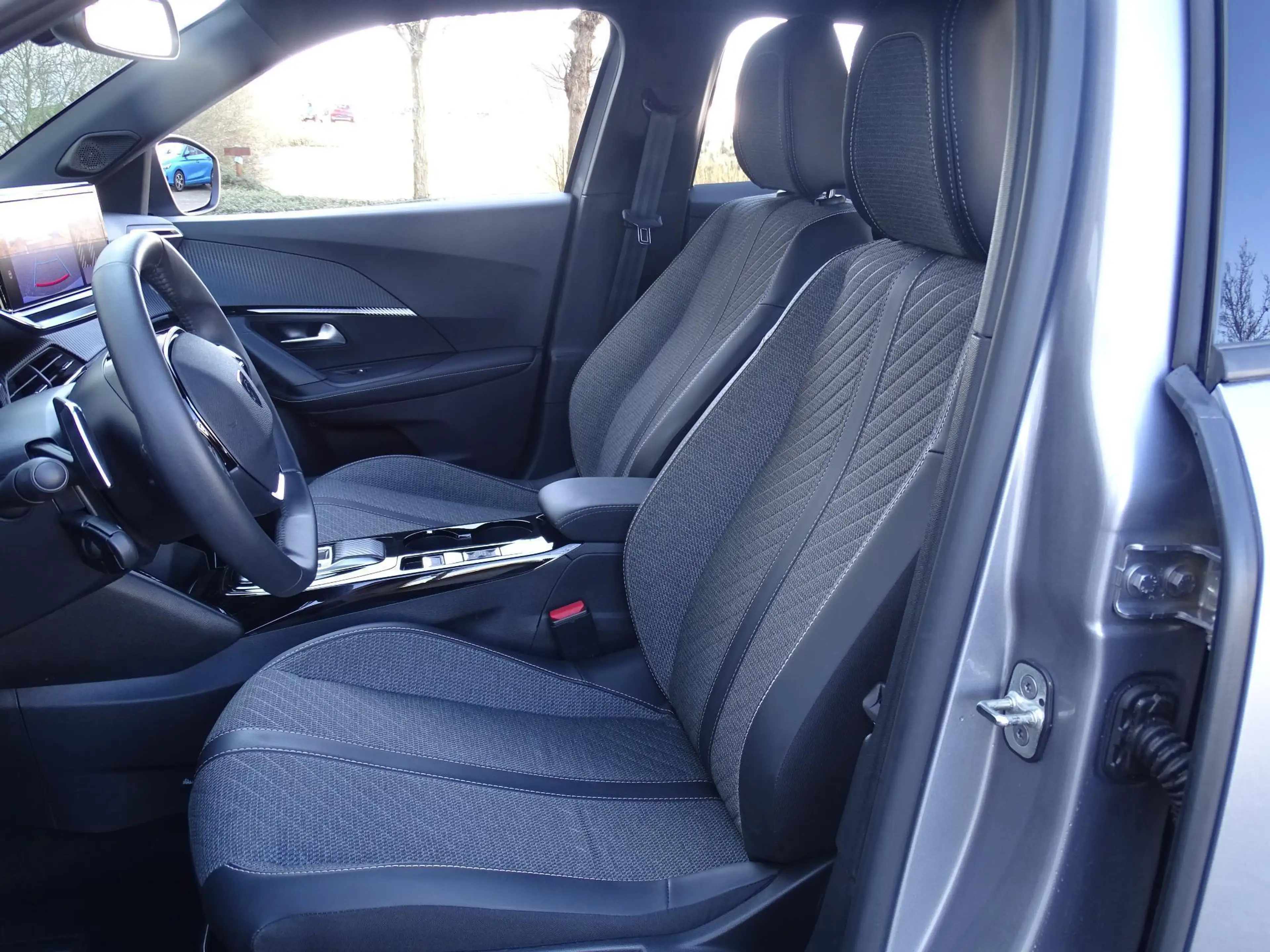 Peugeot e-2008 e-2008 115kW Allure — photo 11