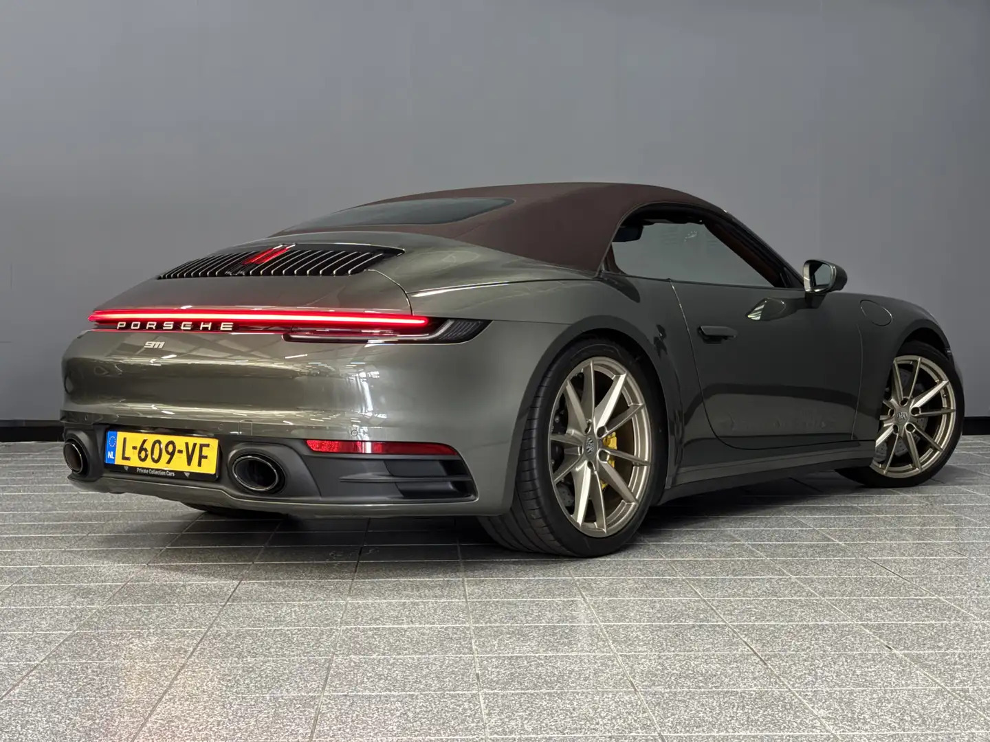 Porsche 992 Cabrio 3.0 Carrera 4S | PCCB | 360° | HUD | Burmes Groen - 2