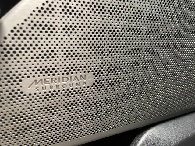 Land Rover Range Rover Velar view 13