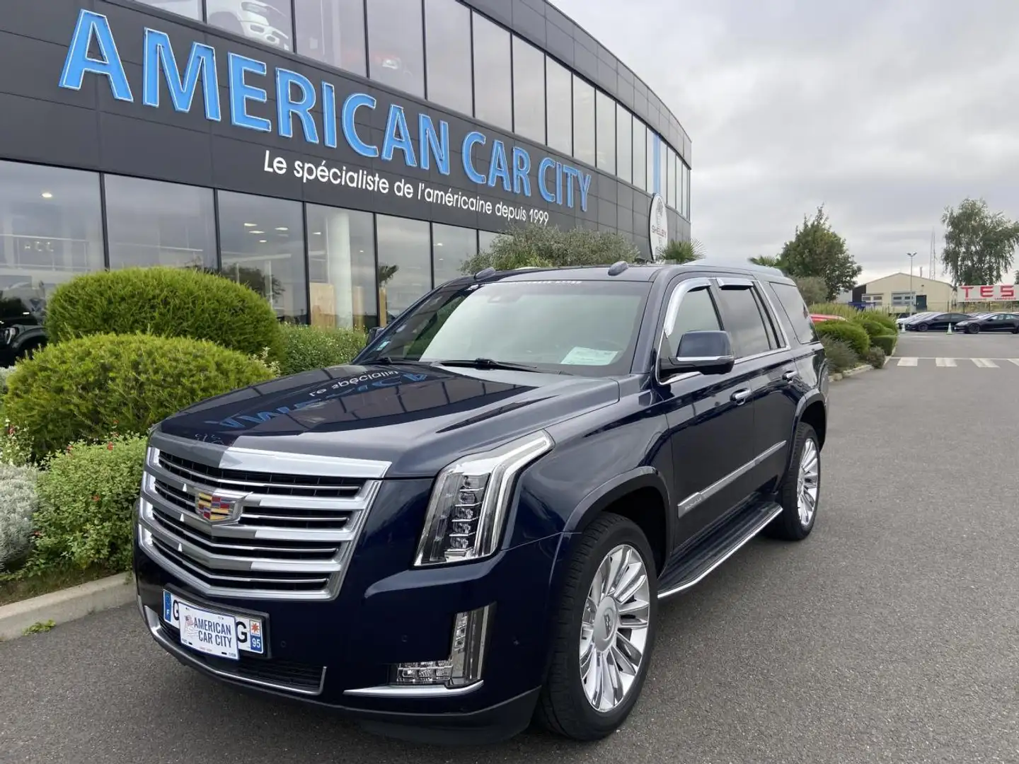 Cadillac Escalade Platinum V8 6,2L - 8 places - pas de malus Bleu - 1