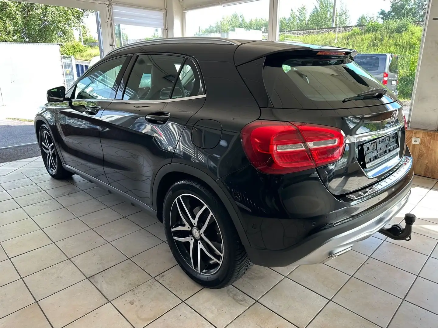 Mercedes-Benz GLA 200 Avantgarde Benziner Automatik Euro 6 AHK Noir - 2