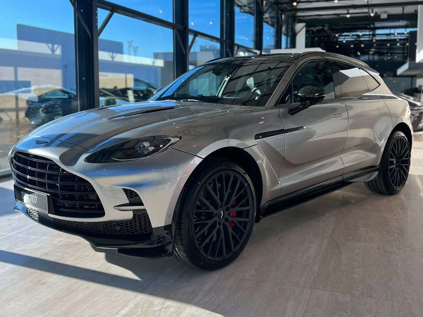 Aston Martin DBX V8 707cv Argintiu - 1