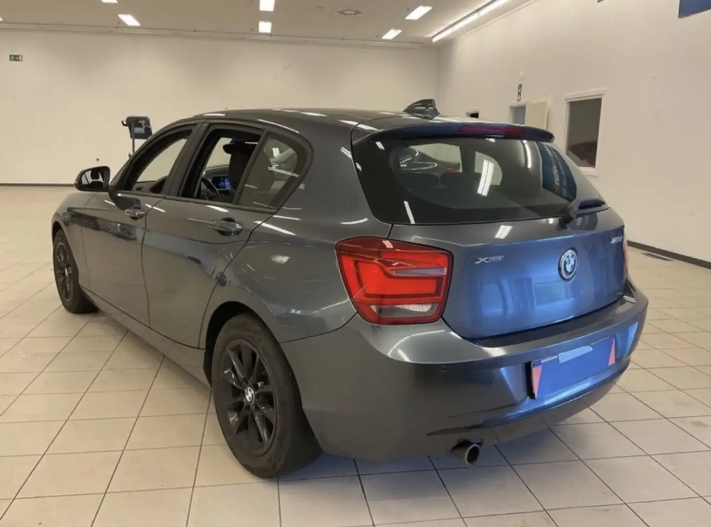 BMW 118 118d xDrive Gris - 2