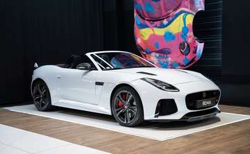 F‑Type SVR Cabriolet – Glacier White | Capote rouge Pack Carbone Meridian Accès mains libres Immat France