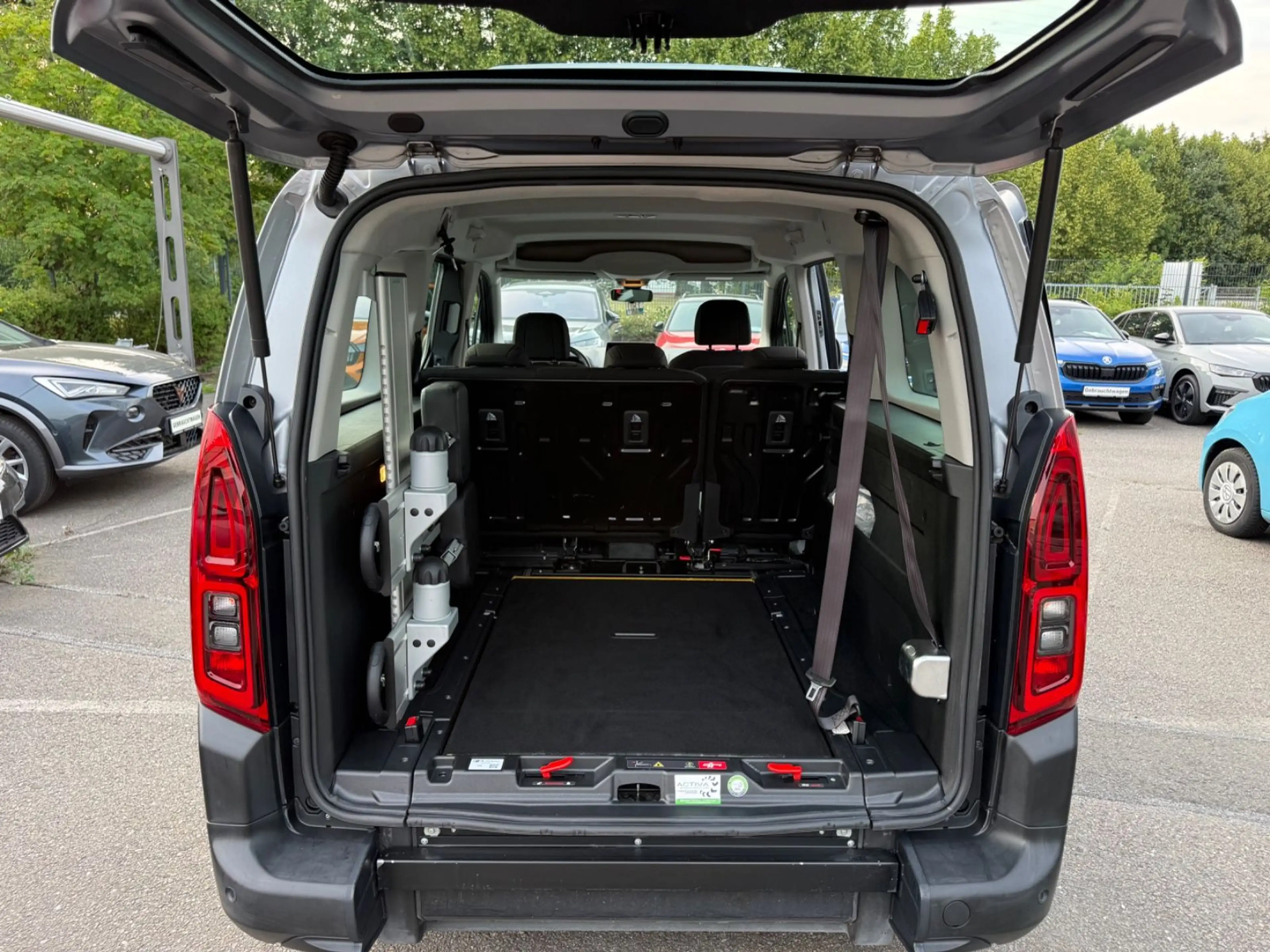 Citroen Berlingo Feel XL 1.2 Rollstuhltransport — photo 13