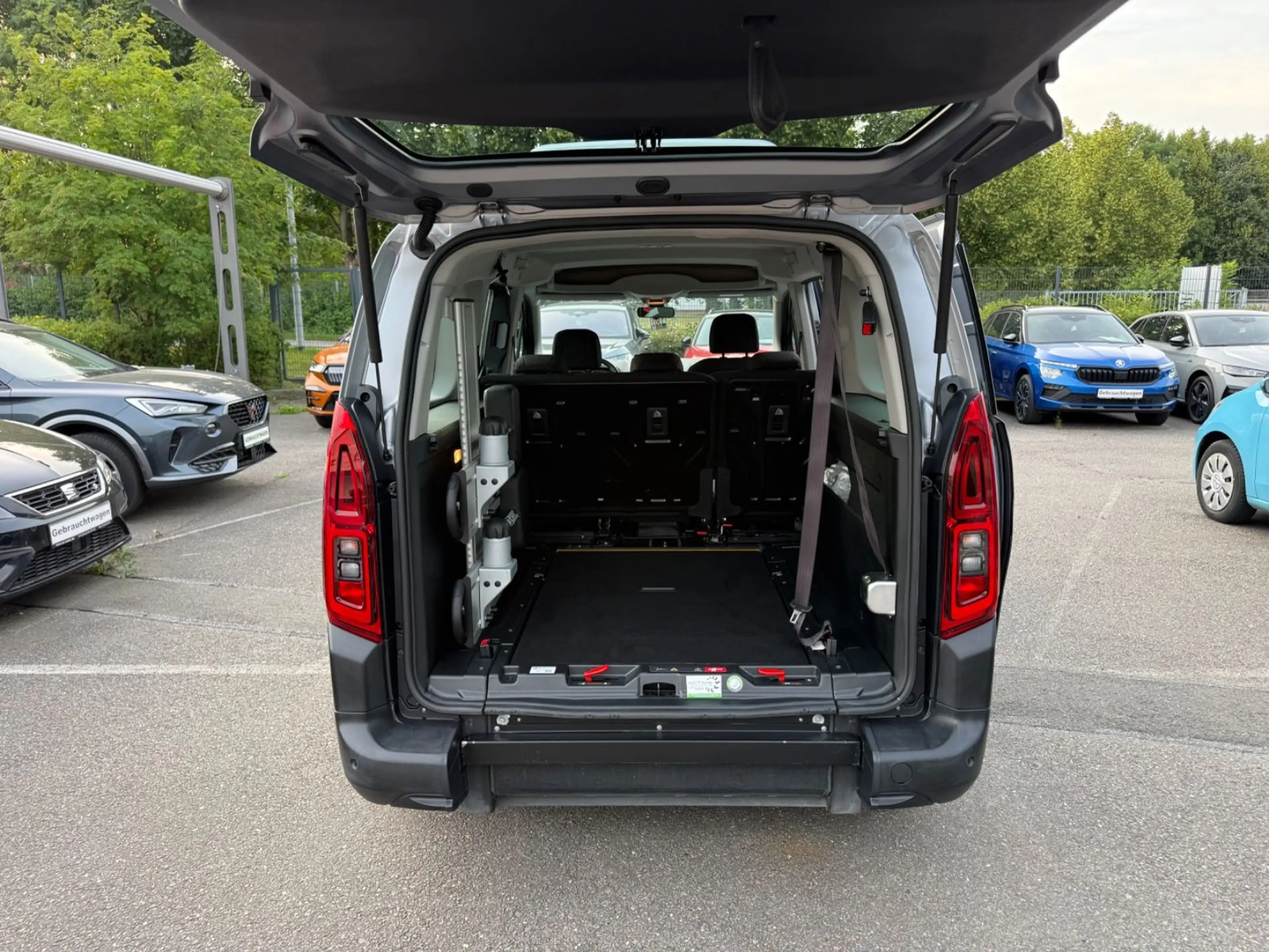 Citroen Berlingo Feel XL 1.2 Rollstuhltransport — photo 14