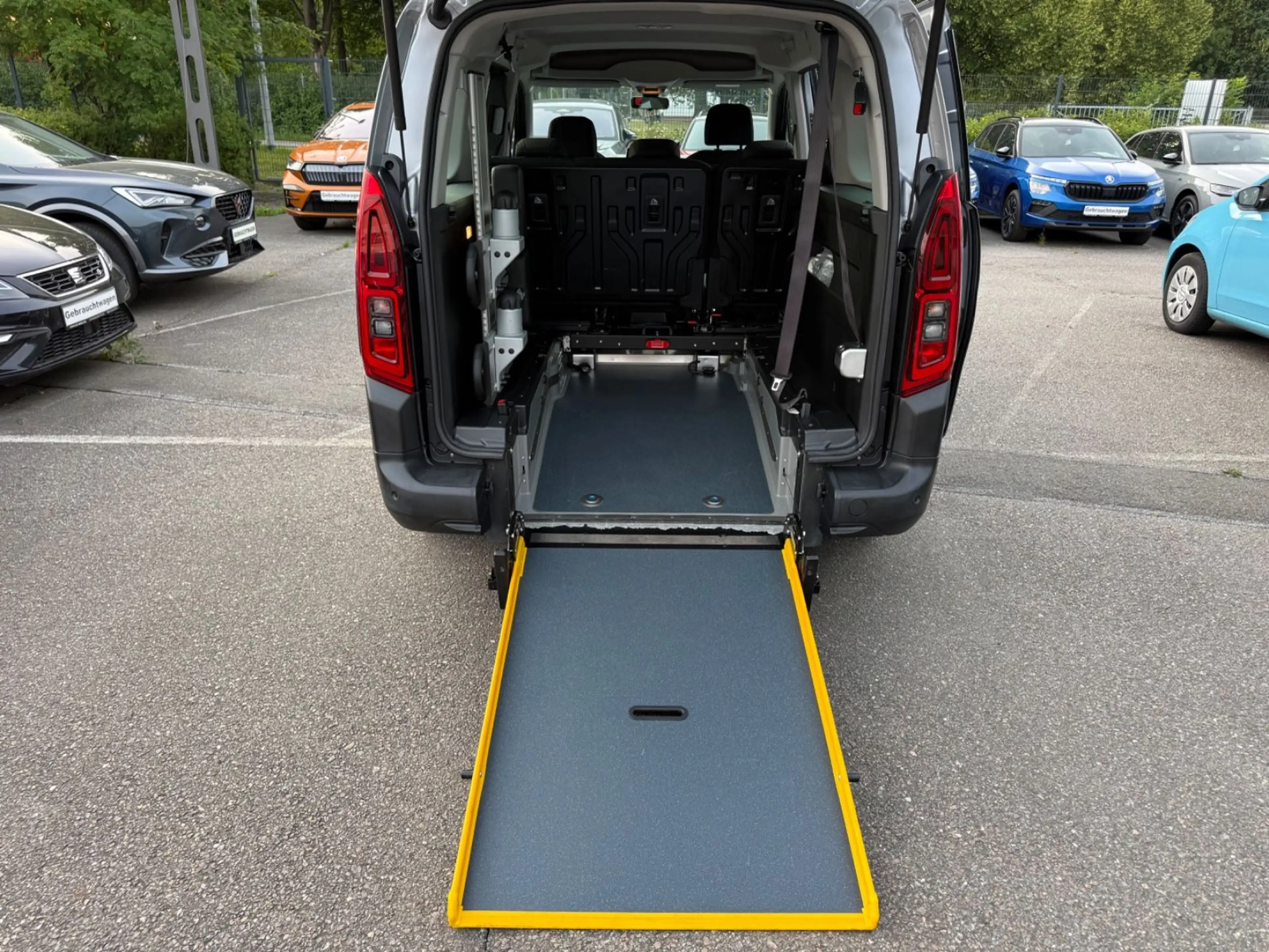 Citroen Berlingo Feel XL 1.2 Rollstuhltransport — photo 15