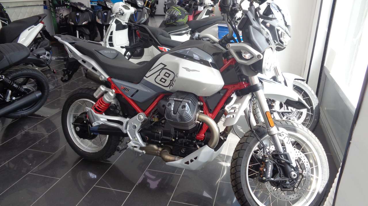 Moto Guzzi V 85 TT prezzo listino 13600 con 1500 EURO di vantaggi