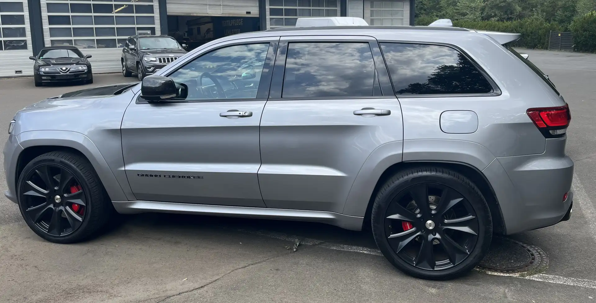 Jeep Grand Cherokee SRT - 1