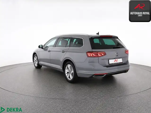 Volkswagen Passat view 3