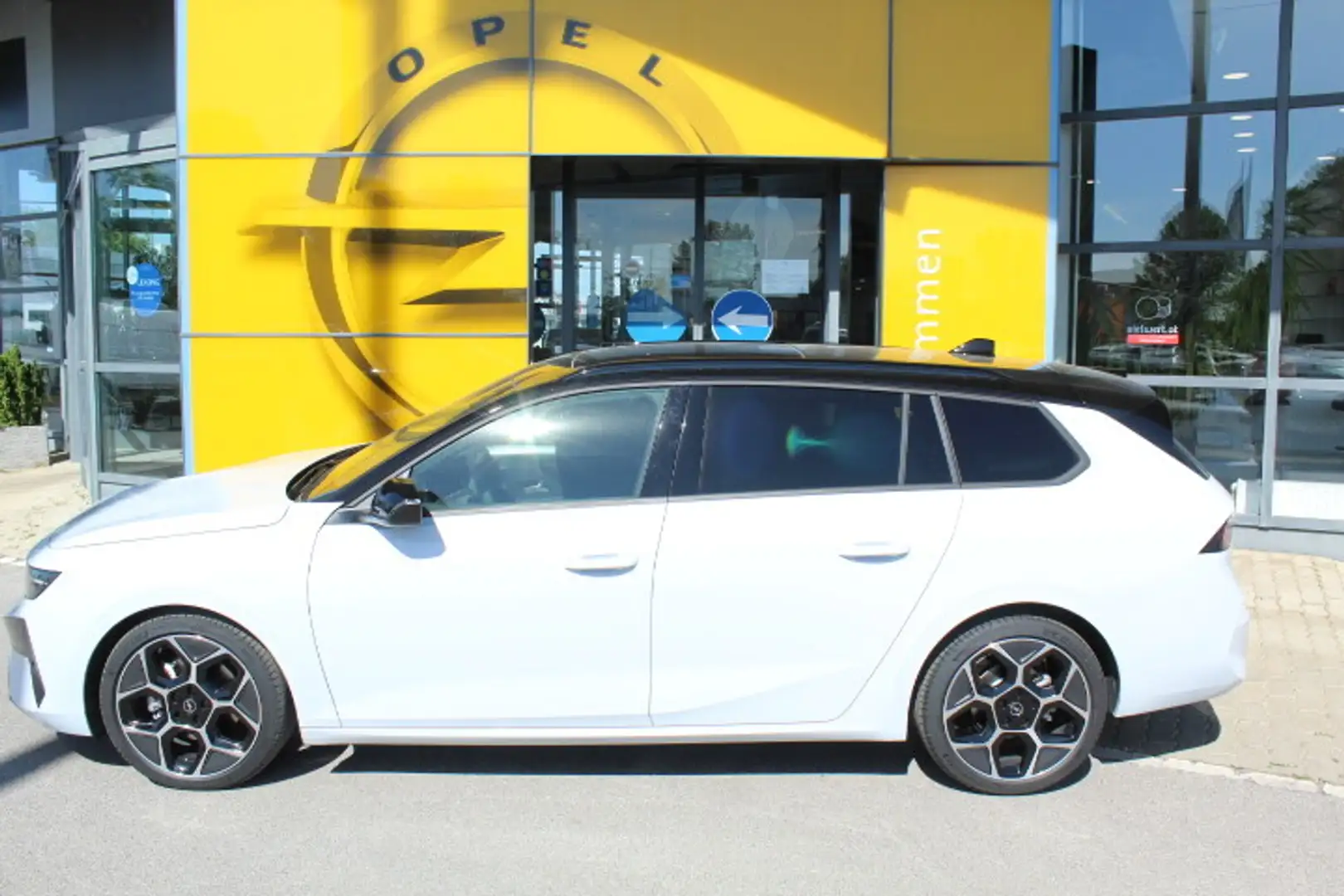 Opel Astra ST 1,2 Turbo MHEV Ultimate Aut. Weiß - 1
