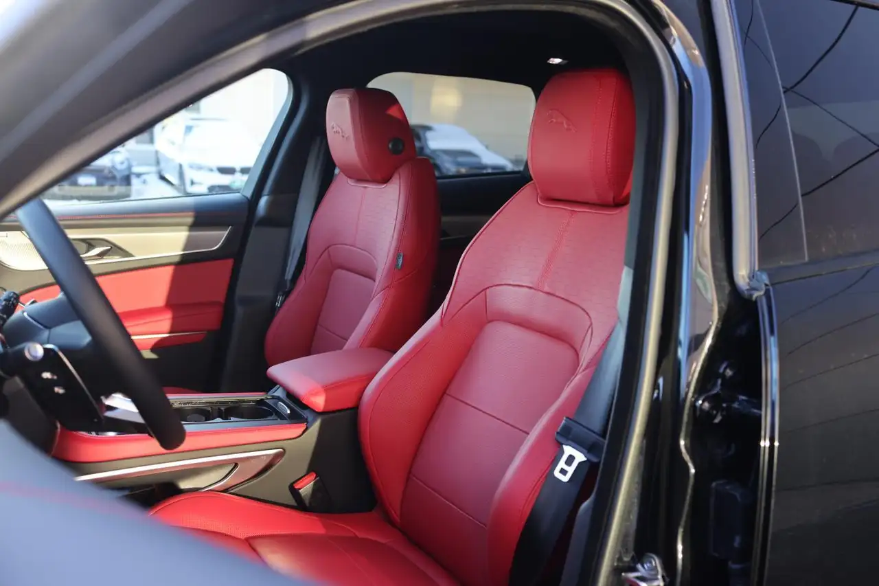 Jaguar F-Pace снимка Jaguar F-Pace