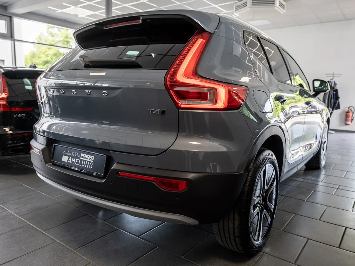 Volvo XC40 T4 AWD Momentum Pro NAVI W-LAN LED PANO Gris - 2