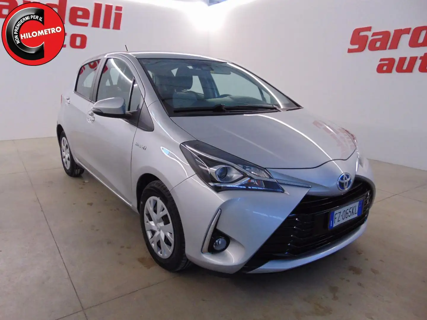 Toyota Yaris 1.5 Hybrid 5 porte Business Argento - 2