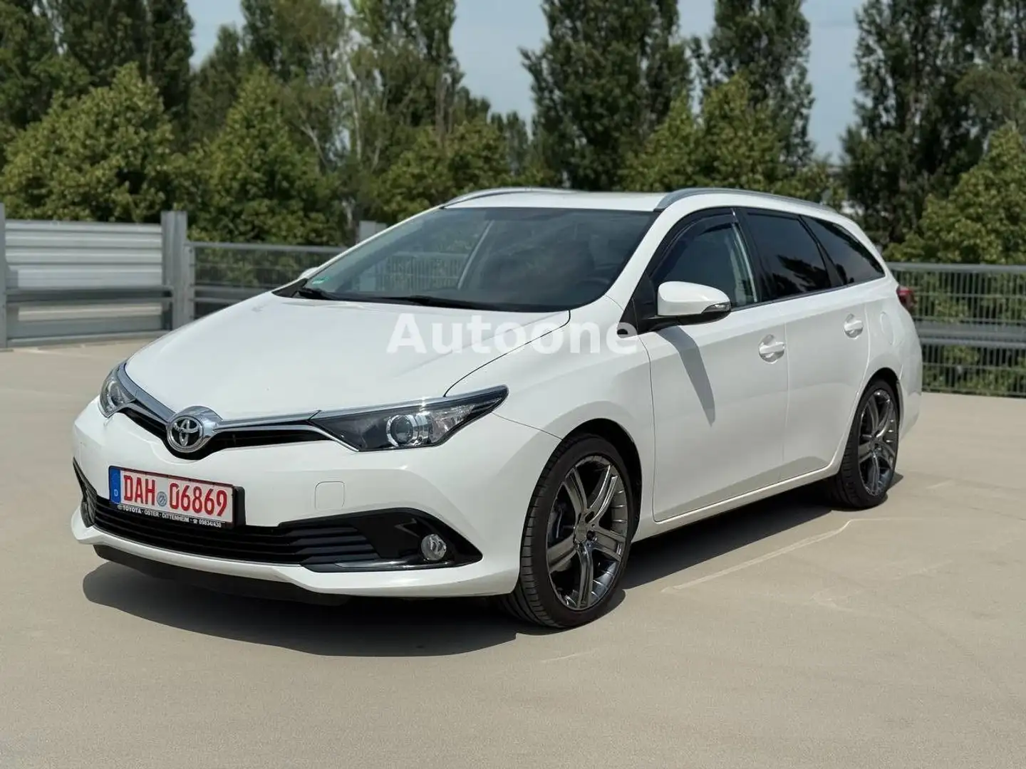 Toyota Auris Touring Sports Design Edition Alb - 1