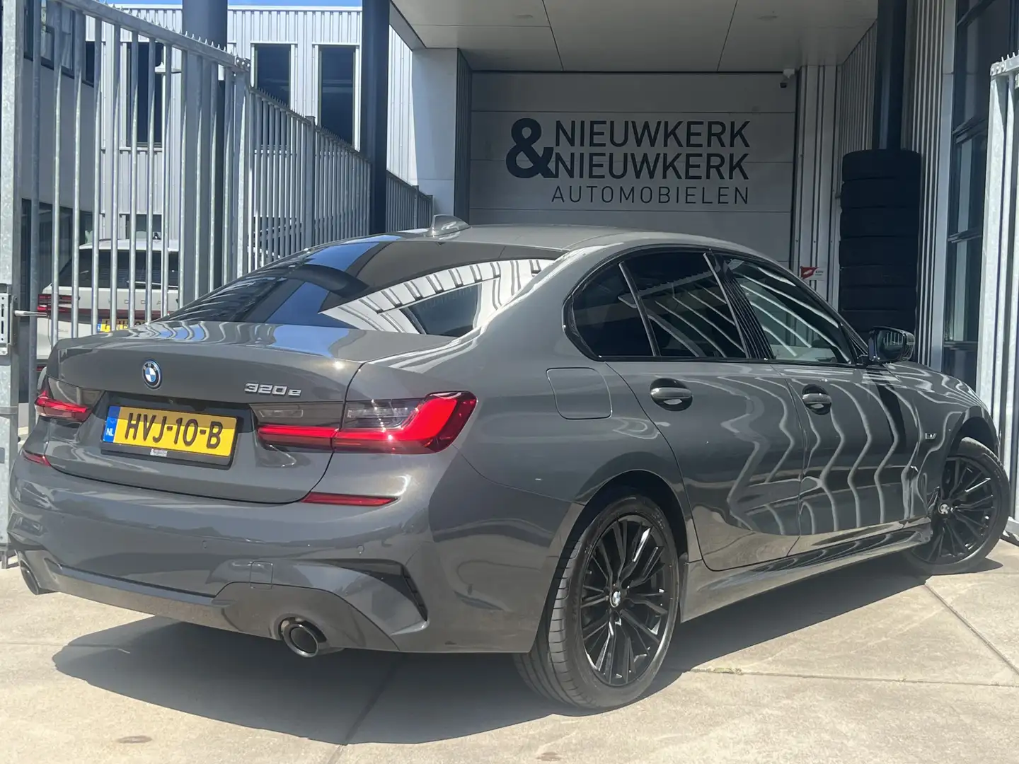 BMW 320 3-serie 320e High Executive Hybride | M-SPORT | CA Grijs - 2