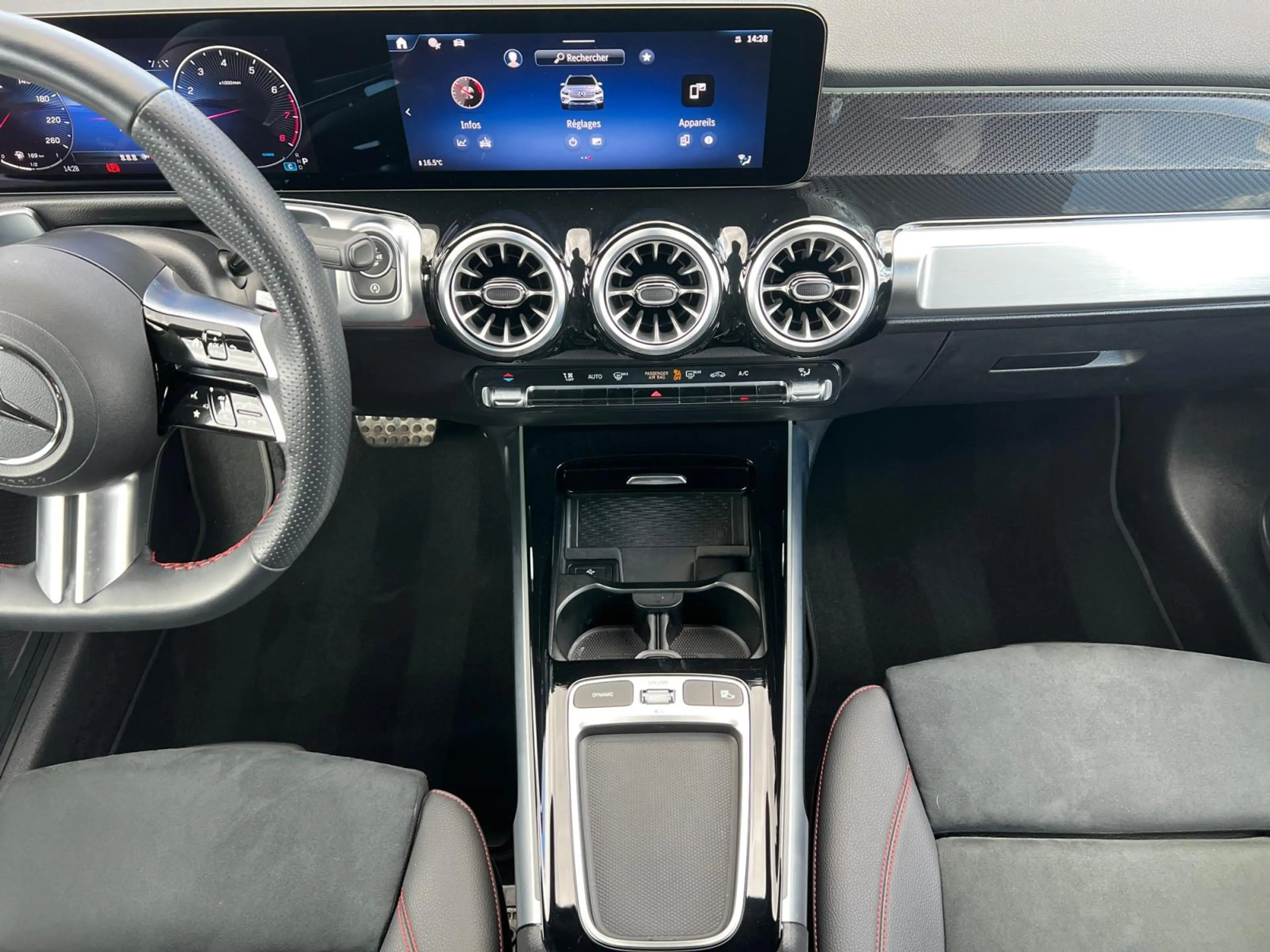 Mercedes-Benz GLB 200 AMG Line — photo 14