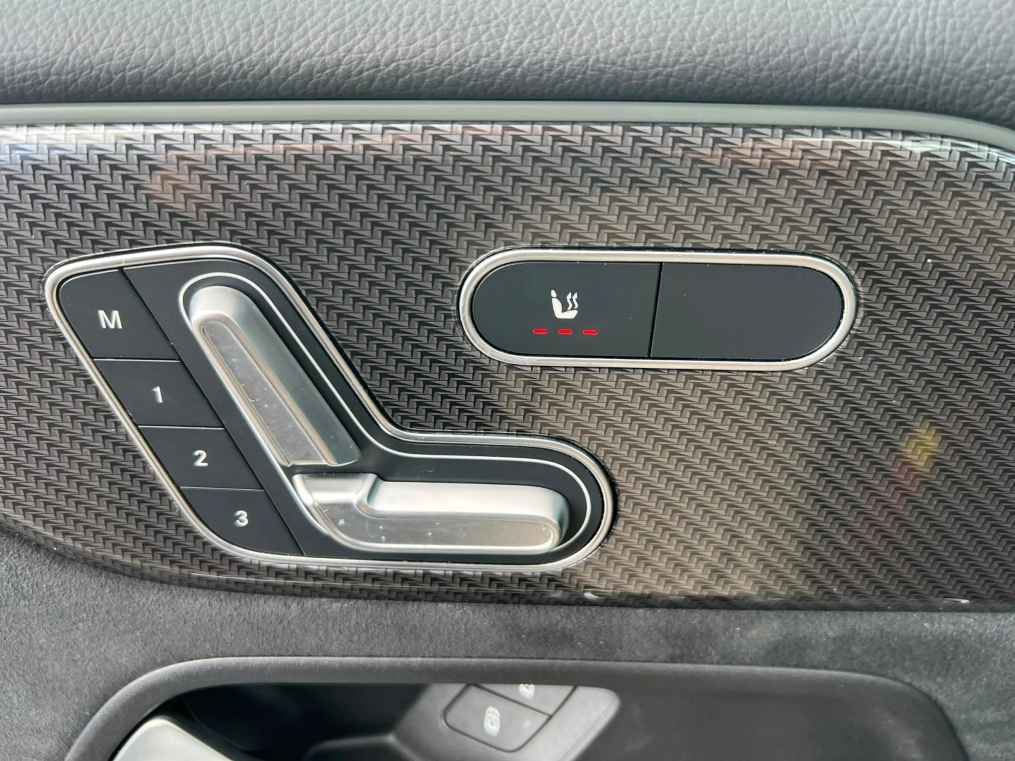 Mercedes-Benz GLB 200 AMG Line — photo 10