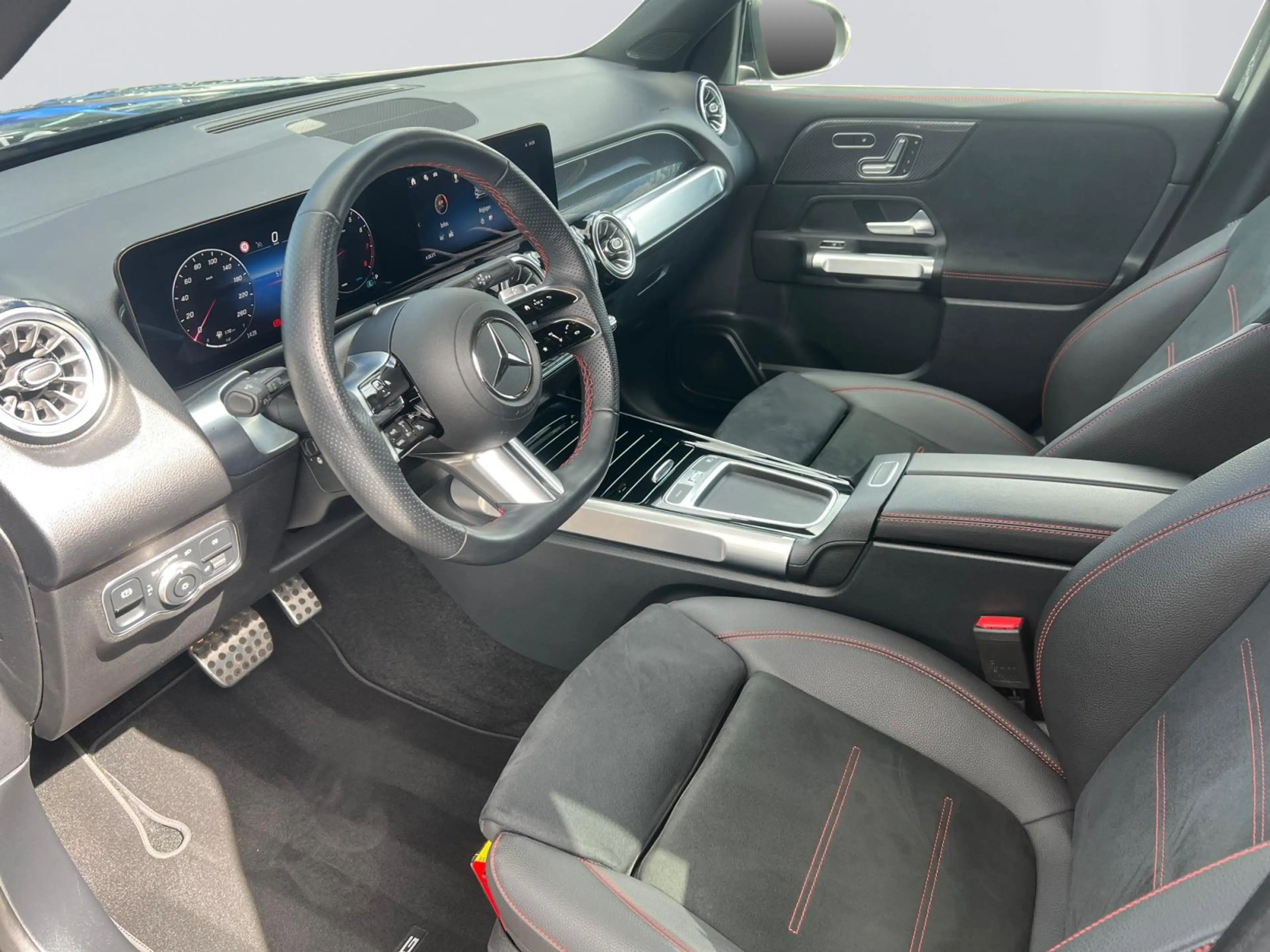 Mercedes-Benz GLB 200 AMG Line — photo 11