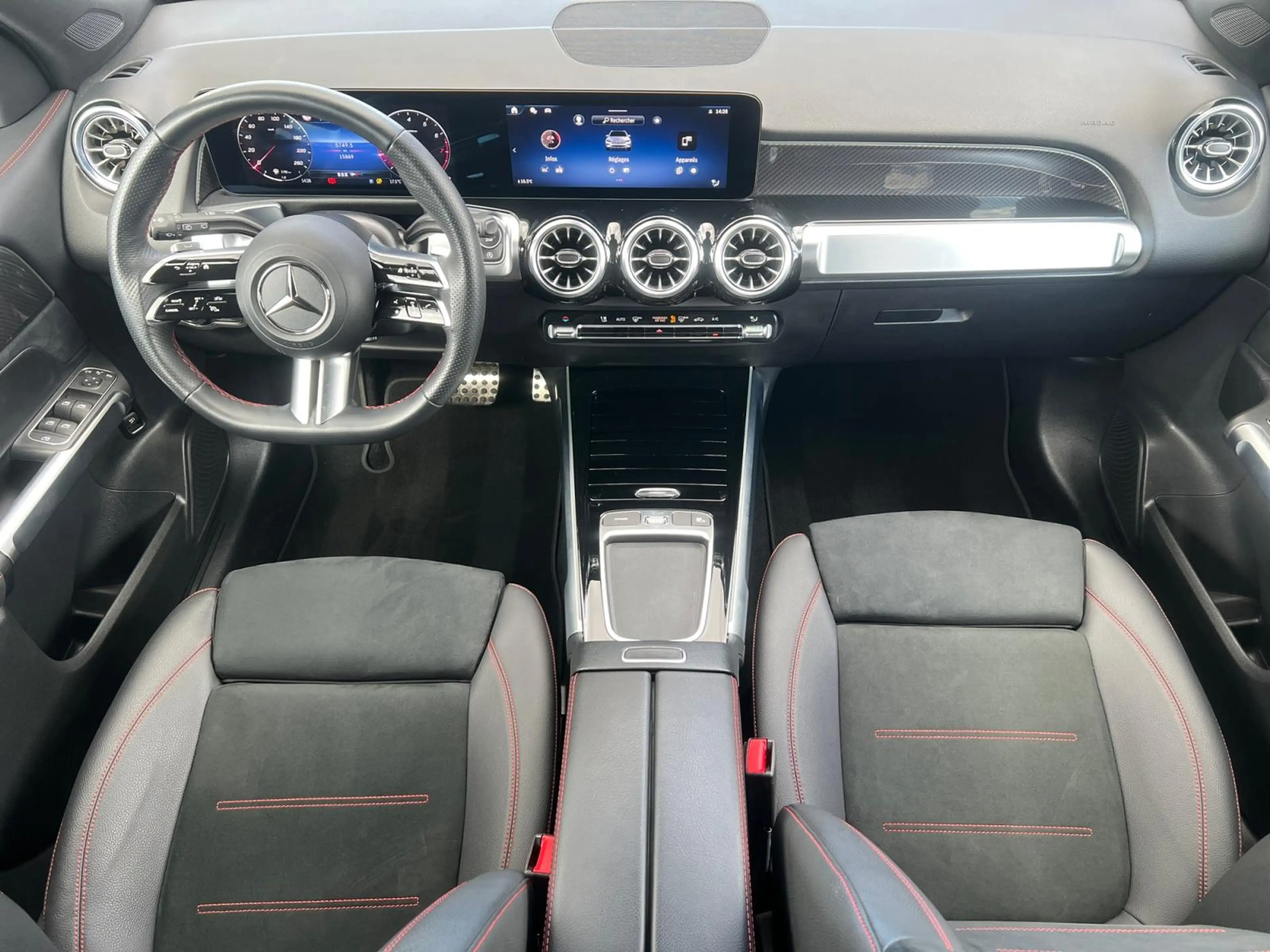 Mercedes-Benz GLB 200 AMG Line — photo 13