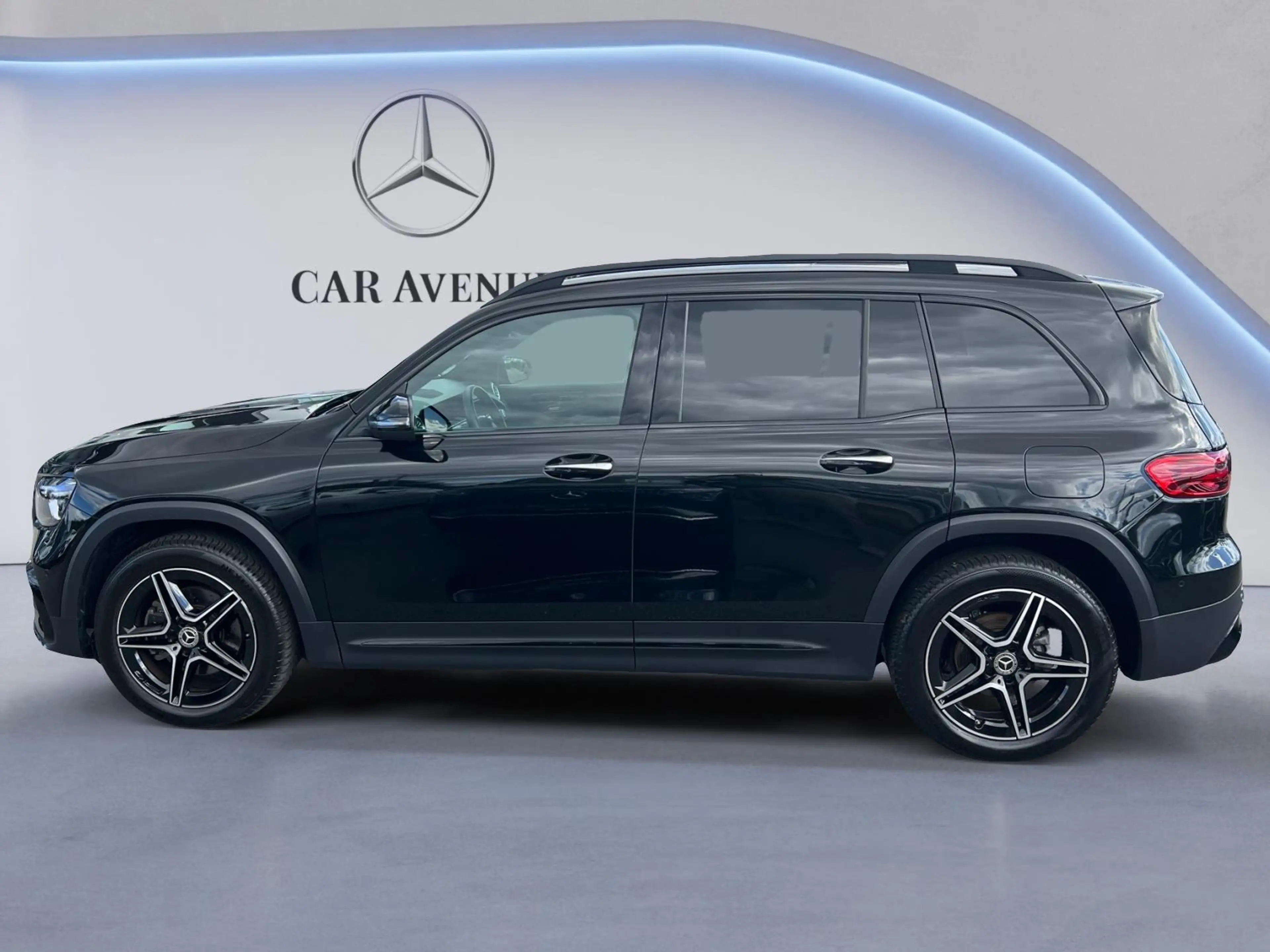 Mercedes-Benz GLB 200 AMG Line — photo 2