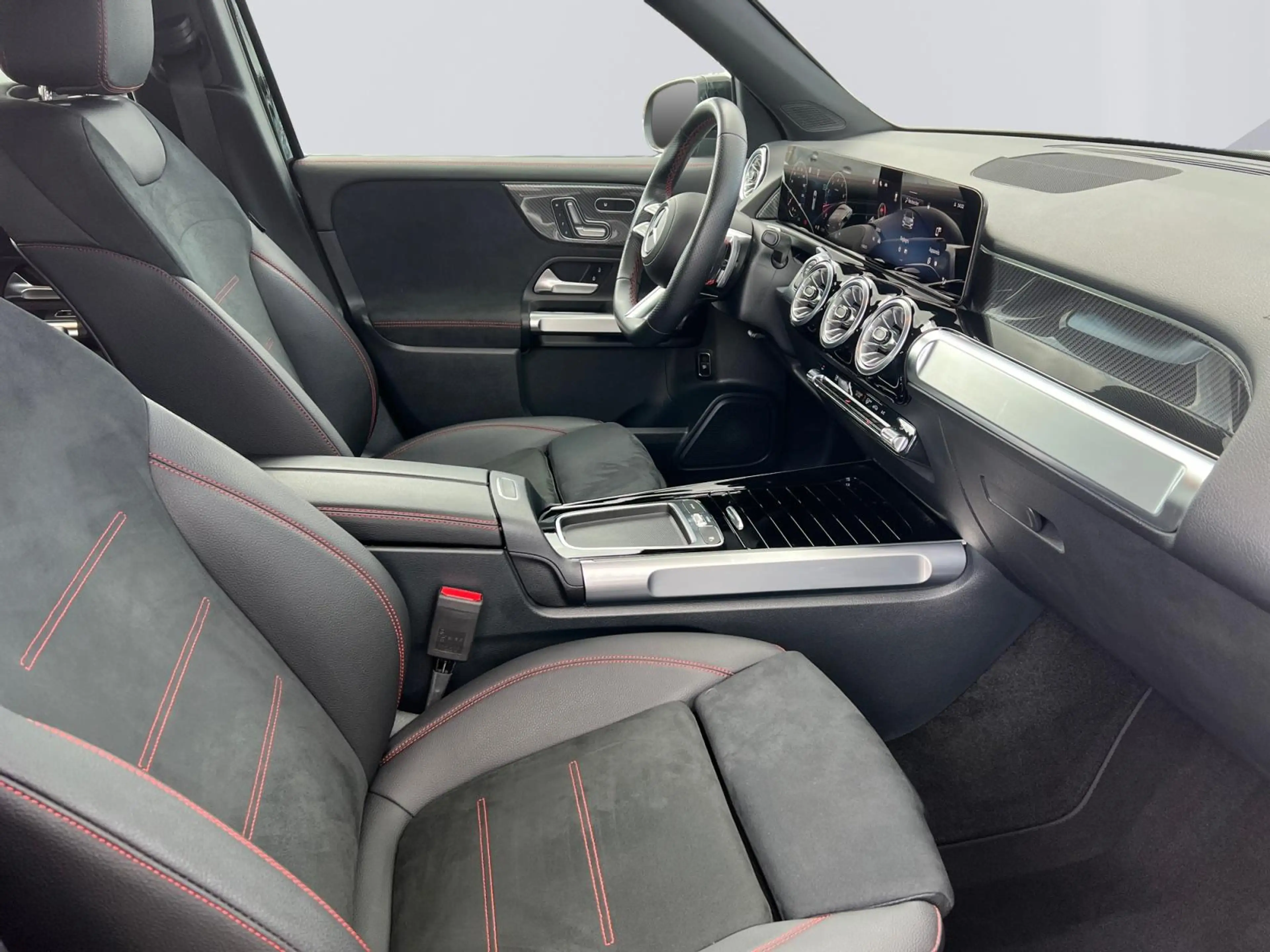 Mercedes-Benz GLB 200 AMG Line — photo 15