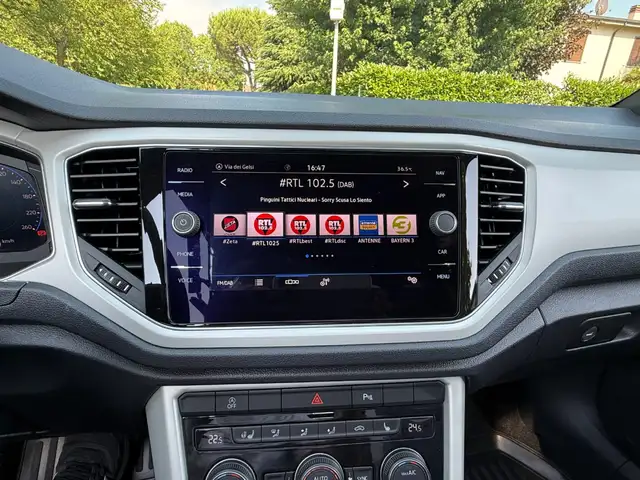 Volkswagen T-Roc view 12