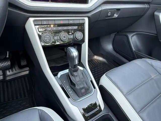 Volkswagen T-Roc view 11