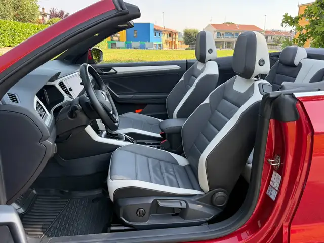 Volkswagen T-Roc view 6