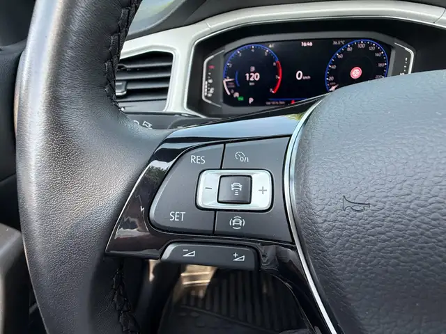 Volkswagen T-Roc view 9