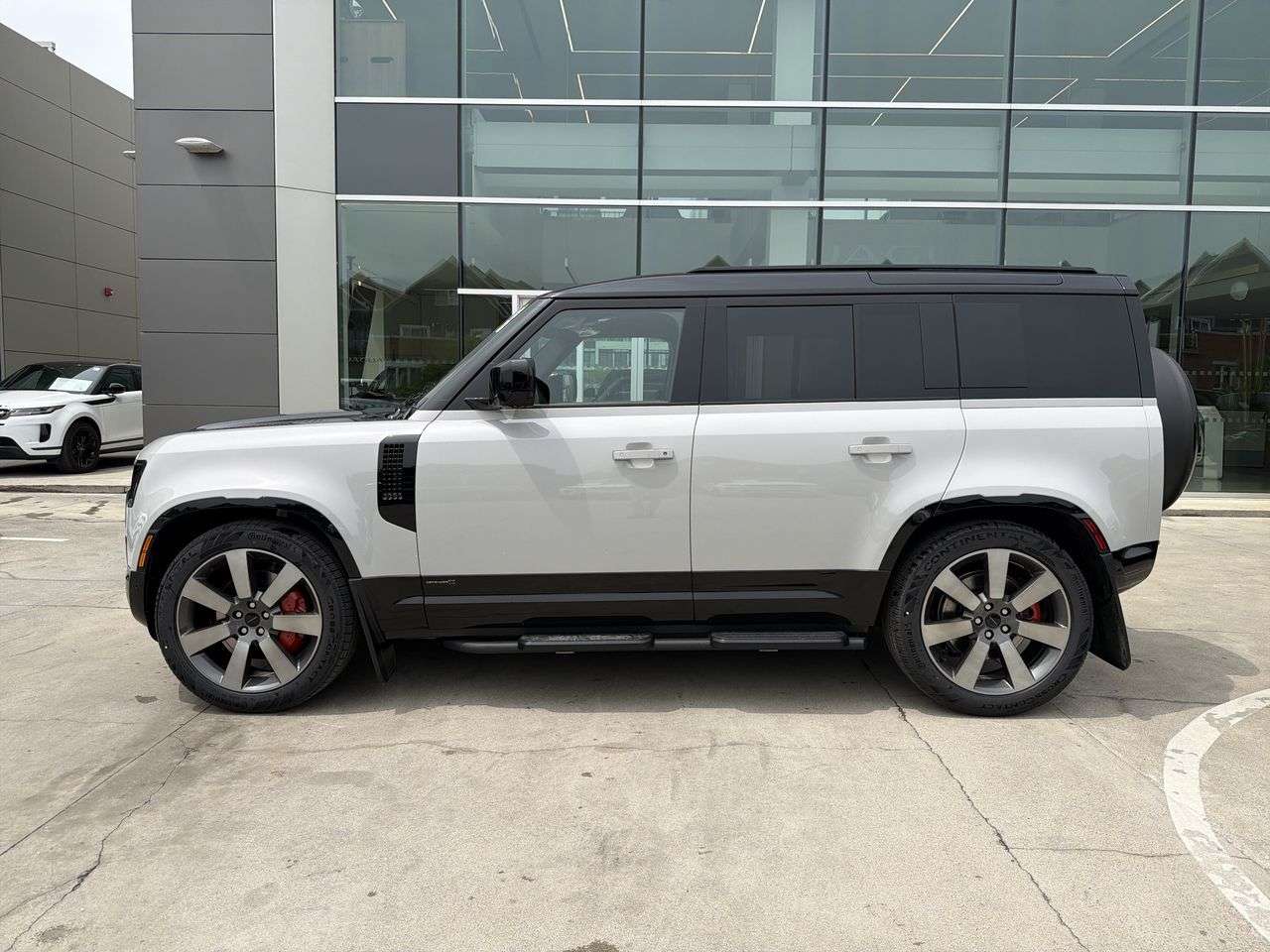 2026 Land Rover Defender 110 P400 X alt 5