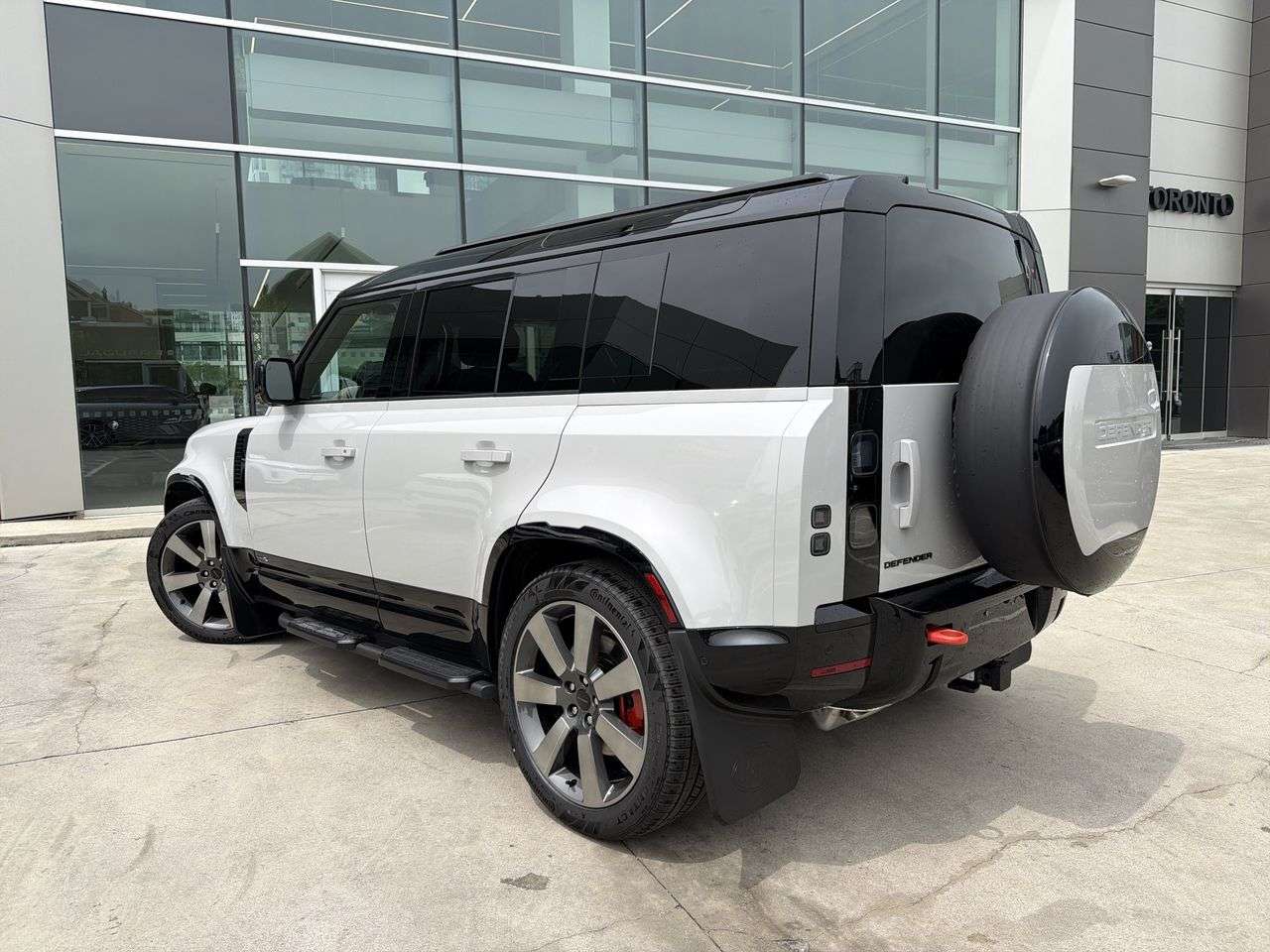 2026 Land Rover Defender 110 P400 X thumb 6