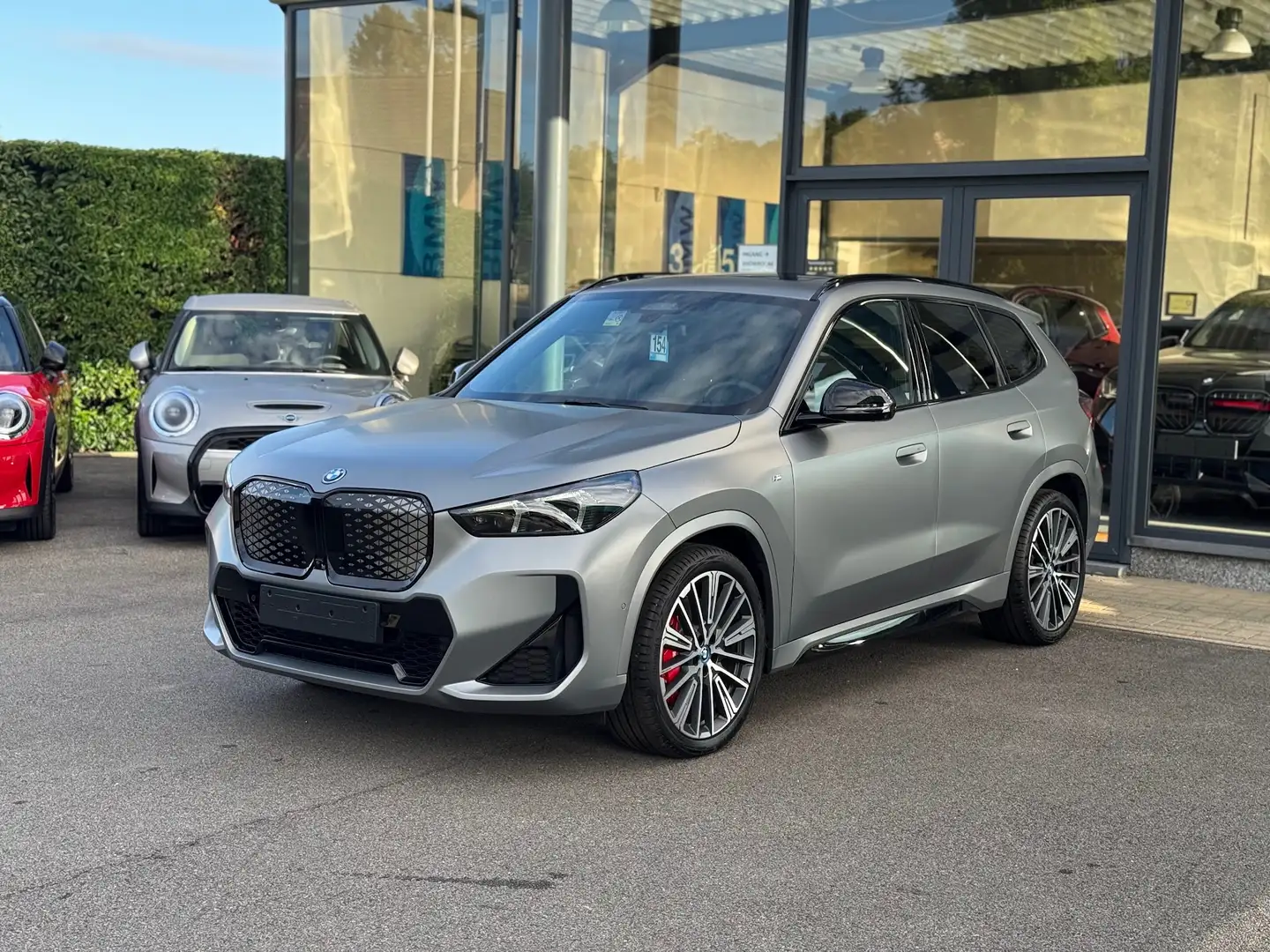 BMW iX1 xDrive30 M Sport Pro / PANO / 360 / HUD / H-K /MEM Grijs - 2