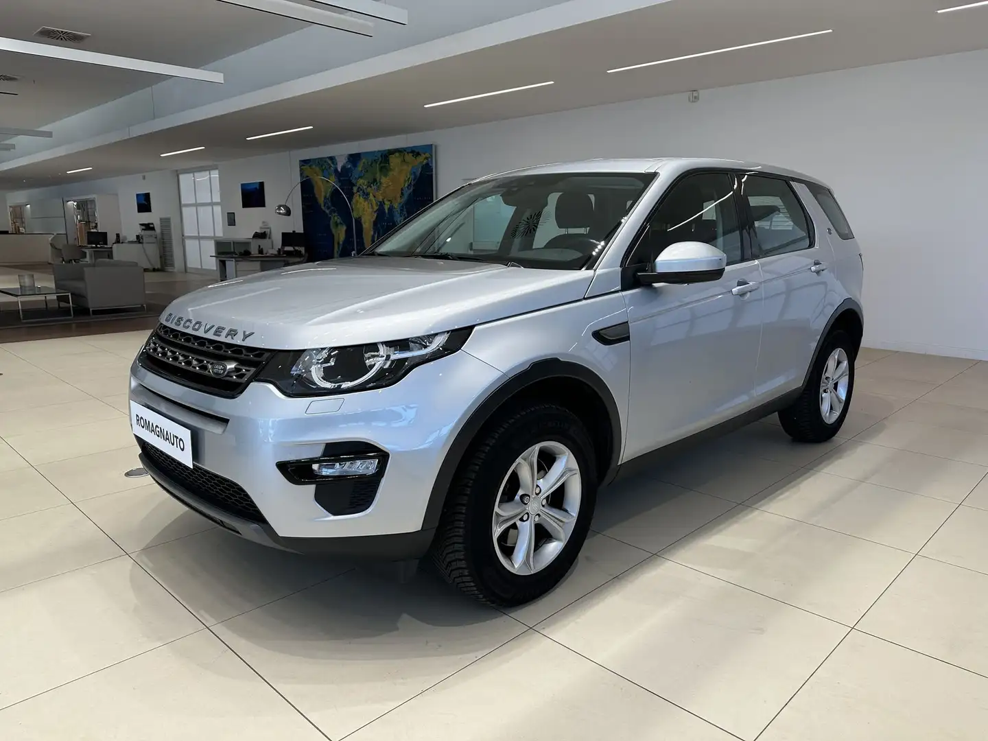 Land Rover Discovery Sport 2.0 TD4 150 Auto Business Edition Pure Stříbrná - 1