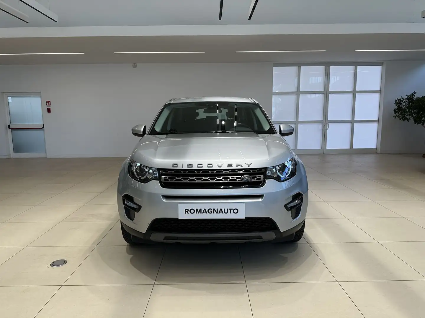 Land Rover Discovery Sport 2.0 TD4 150 Auto Business Edition Pure Stříbrná - 2